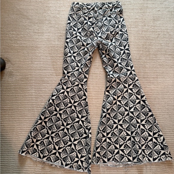 We The Free Geometric Black and White Flare Pants - Picture 9 of 10